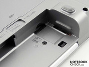 Unter dem Akku finden wir einen unbestückten SimCard-Slot. Unser Modell hat kein integriertes UMTS-Modul.