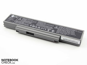 Der kleine 52 Wattstunden Akku hält beim Web-Surfen dreieinhalb Stunden durch.