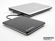 Weil es ein internes DVD-Laufwerk nicht gibt,