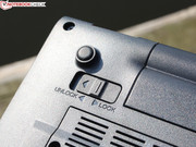 Der Akku sitzt fest und ist mit zwei Riegeln arretiert.