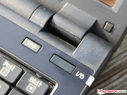 Die Gelenke haben den Deckel stramm im Griff.