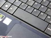 Bemerkenswert sind die breiten Tasten der untersten Reihe.