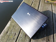 Das gebürstete Alu-Finish berührt sich metallisch und macht einen sehr wertigen Eindruck.