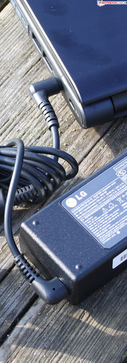 LG Electronics A520-T.AE31G: Griff ins falsche Regal. Das 90 Watt Netzteil liefert für Höchstlast zu wenig Energie, die CPU muss Drosseln.