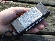 Das 358 Gramm schwere 90 Watt Netzteil reicht nicht für die Höchstlast-Energieaufnahme.