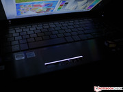 Bei Dunkelheit schimmert die Arbeitsumgebung und der Touchpad-Indikator weist den Weg.
