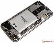 Die Micro-SIM-Karte wird ebenfalls hier eingesetzt.