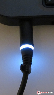 Nett: In den Stecker ist ein LED-Ring integriert.
