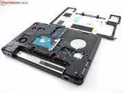 Fünf Schrauben lösen, und schon geht die Platte ab. Zwei davon ließen sich danach aber nicht mehr festziehen.