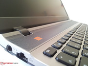 ...von zwei kleinen Scharnieren links ...