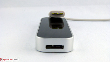 Der Anschluss erinnert an USB 3.0, es handelt sich aber um USB 2.0.