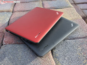 Das Thinkpad Edge E145 ist mit roter oder schwarzer Deckelrückseite zu haben.