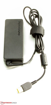 Das Netzteil bringt es auf ein Gewicht von 332 Gramm. Die Nennleistung beträgt 65 Watt.