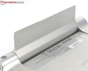 ...wird von sehr festen Scharnieren gehalten.