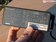 Das große Netzteil wiegt mit Kabel stolze 461 Gramm.