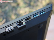 Anschlüsse satt? Nicht ganz, aber immerhin spart Lenovo nicht, wie bei seinen Consumer-Modellen, den VGA-Port ein.
