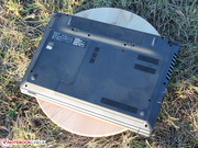 Die Unterseite zeigt eine große Wartungsklappe, die einfach geöffnet werden kann.