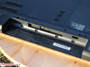 Der Akku kann wie üblich entnommen werden.