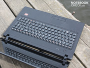 Der Lenovo G575 ist ein unempfindliches Büro-Gerät mit meist matten Oberflächen.