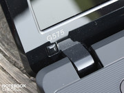 Die Gelenke halten den Deckel etwas wackelig in Position und lassen diesen deutlich Nachwippen.