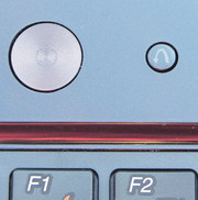 Der Powerbutton (links) und der OneKey-Rescue-Button (rechts). Letzterer ruft bei vorinstalliertem Windows 7 ein Recovery-Programm von Lenovo auf.