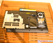 Eine große Wartungsklappe an der Unterseite verschafft Zugang zu wichtigen Komponenten.