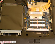 Die beiden RAM-Slots des G780 sind bereits belegt, unter der schwarzen Abdeckung verbirgt sich die HDD.
