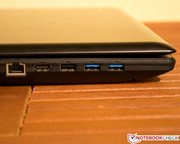 Viele der Schnittstellen sind weit vorne an der linken Seite eingebaut.