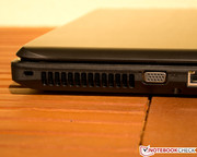 Der breite Abluft-Auslass des Lenovo G780 bläst Linkshändern unangenehm gegen die mausführende Hand.