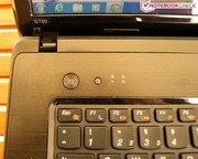 Die Sondertasten werden mit der Fn-Taste aktiviert. Die orange-farbene Beschriftung ist bei geringer Raumbeleuchtung schlecht ablesbar.