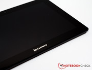 ...aus Kunststoff. Das Gehäuse knarzt beim Verwinden und...