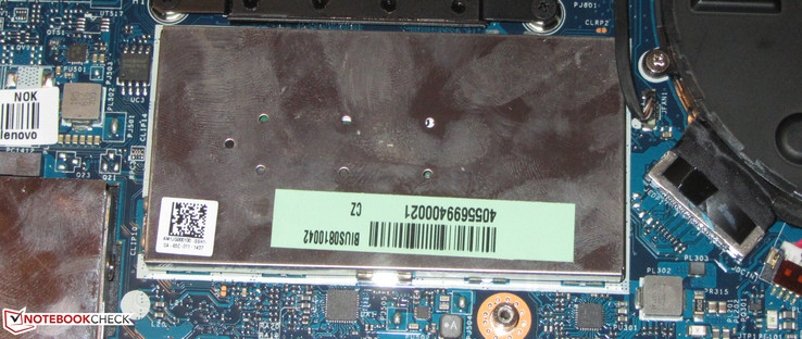 Das Arbeitsspeichermodul wird von einer Abdeckung geschützt.