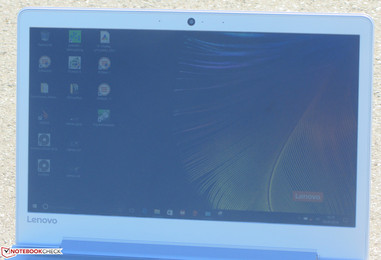 das Ideapad im Freien (Sonne hinter dem Gerät)