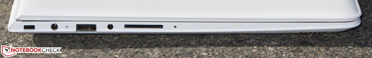 linke Seite: Steckplatz für ein Kabelschloss, Netzanschluss, USB 2.0, Audiokombo, Speicherkartenleser (SD)