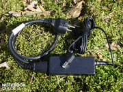 und ein winziges, 150 Gramm leichtes Netzteil.