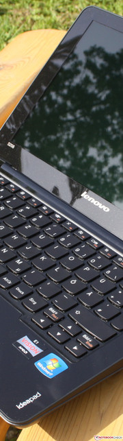 Lenovo IdeaPad S206: Kurze Laufzeit von gerade mal zwei Stunden und Glare-Type-Panel. Das Mobility-Feeling ist dahin.