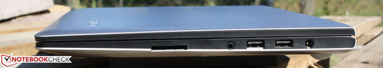 Rechte Seite: Kartenleser, Mikrofon/Kopfhörer kombiniert, 2 x USB 2.0, Netzteil