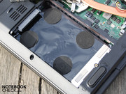 Unter der großen Wartungsklappe finden wir den HDD-Schacht,