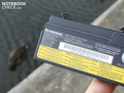 Der 57Wh Akku (4.680mAh) hält den 15-Zoller fast 6 Stunden auf den Beinen.