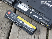 Der Akkumulator kann für den dauerhaften Büro-Einsatz entnommen werden.