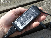 Das handliche Netzteil wiegt nur 242 Gramm