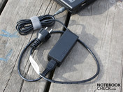 Insgesamt erscheint die 65 Watt Stromversorgungseinheit sehr kompakt.