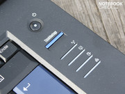 Die matte Optik der Arbeitsumgebung wird von den breiten Status LEDs (HDD, LAN etc.)