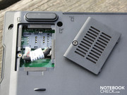 Der Slot für die SimCard sitzt unter einer eigenen Klappe, nicht unter dem Akku.