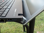 Das Notebook kann nur mit zwei Händen geöffnet werden und auch nur bis zu einem Winkel von ca. 135 °.