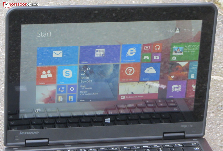 das Yoga 11e im Freien (geschossen bei bedecktem Himmel)