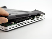 Aufrüsten: Schrauben der Unterseite lösen, (Foto U160)