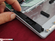 Die Lautsprecher haben einen kleinen Klangkörper, der schwingend befestigt ist (entkoppelt).