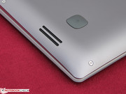 .. breite Standfüße und Öffnungen der Lautsprecher.