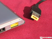 Es liefert 65 Watt, was das U430 unter Stress fast ausschöpft.